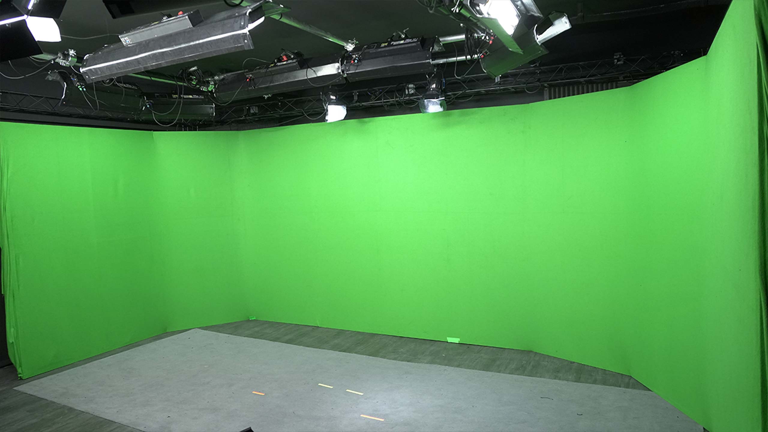 Studio de tournage fond vert modulable à Paris l VIDEOLOGY STUDIO